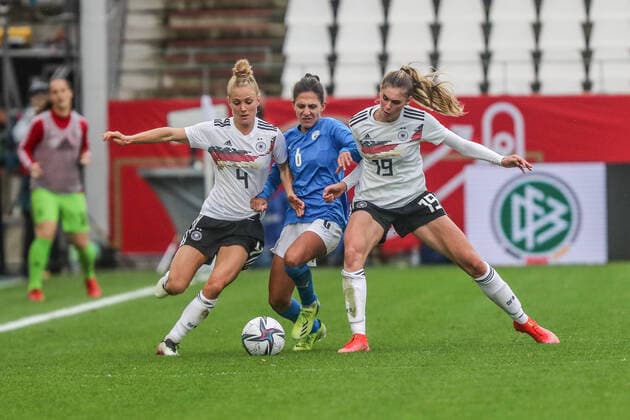 Sport Themen der Woche KW43 Sport Bilder des Tages Fussball, WM Qualifikation Frauen Saison 2021 22 Frauen-Länderspiel Deutschland vs Israel 26.10.2021, Stadion Essen v.L Leonie Meyer (4, Deutschland) Shahar Nakav (6, Israel) und Jule Brand (19, Deutschland) Essen Stadion Essen Nordrhein-Westfahlen Deutschland *** Sports, Football, World Cup Qualification Women Season 2021 22 Women International Match Germany vs Israel 26 10 2021, Stadium Essen v L Leonie Meyer 4, Germany Shahar Nakav 6, Israel and Jule Brand 19, Germany Essen Stadium Essen North Rhine Westphalia Germany.