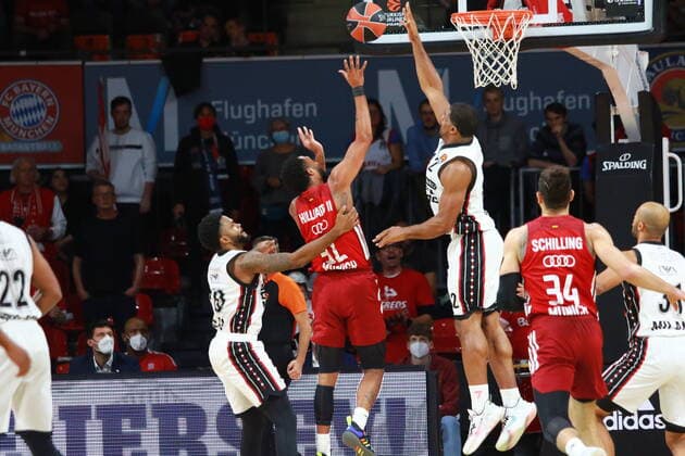 32 Darrun Hilliard (FCBB) gegen 42 Kyle Hines (Olimpia Milano) Basketball EuroLeague FC Bayern Muenchen vs. Olimpia Milano im Audi Dome am 26.10.2021, FOTO: Mladen Lackovic LakoPress