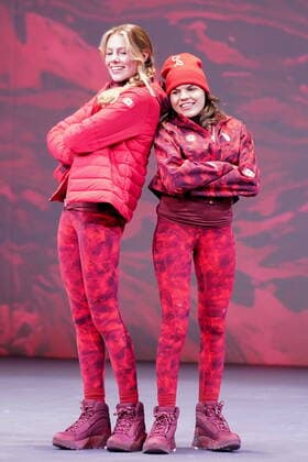 Peking 2022, Modenschau Team Kanada, Präsentation der Teamkleidung für die Olympischen Winterspiele October 26, 2021, Toronto, ON, Canada: Olympic snowboarder Brooke D Hondt, left, and Para snowboarder Sandrine Hamel model the new Lululemon athlete kit at the Team Canada x Lululemon Athlete Kit Reveal in Toronto on Tuesday, October 26, 2021. Lululemon will outfit Canada s Olympic and Paralympic athletes starting with the upcoming Winter games, Winterspiele,Spiele, Summer games in Beijing. Canada News - October 26, 2021  - ZUMAc35_ 20211026_zaf_c35_186 Copyright: xEvanxBuhlerx