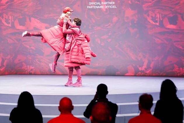 Peking 2022, Modenschau Team Kanada, Präsentation der Teamkleidung für die Olympischen Winterspiele October 26, 2021, Toronto, ON, Canada: Olympic pairs figure skaters Piper Gilles and Paul Poirier model the new Lululemon athlete kit at the Team Canada x Lululemon Athlete Kit Reveal in Toronto on Tuesday, October 26, 2021. Lululemon will outfit Canada s Olympic and Paralympic athletes starting with the upcoming Winter games, Winterspiele,Spiele, Summer games in Beijing. Canada News - October 26, 2021  - ZUMAc35_ 20211026_zaf_c35_187 Copyright: xEvanxBuhlerx