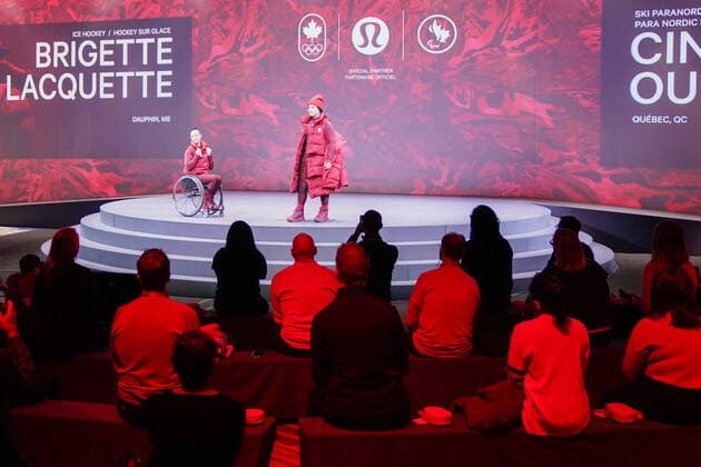 Peking 2022, Modenschau Team Kanada, Präsentation der Teamkleidung für die Olympischen Winterspiele October 26, 2021, Toronto, ON, Canada: Para Nordic skiing and wheelchair basketball athlete Cindy Ouellet, left, and Olympic hockey player Brigette Lacquette model the new Lululemon athlete kit at the Team Canada x Lululemon Athlete Kit Reveal in Toronto on Tuesday, October 26, 2021. Lululemon will outfit Canada s Olympic and Paralympic athletes starting with the upcoming Winter games, Winterspiele,Spiele, Summer games in Beijing. Canada News - October 26, 2021  - ZUMAc35_ 20211026_zaf_c35_188 Copyright: xEvanxBuhlerx