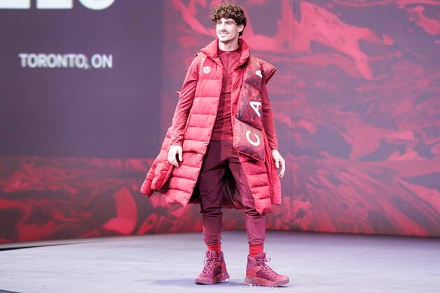 Peking 2022, Modenschau Team Kanada, Präsentation der Teamkleidung für die Olympischen Winterspiele October 26, 2021, Toronto, ON, Canada: Olympic pairs figure skater Paul Poirier models the new Lululemon athlete kit at the Team Canada x Lululemon Athlete Kit Reveal in Toronto on Tuesday, October 26, 2021. Lululemon will outfit Canada s Olympic and Paralympic athletes starting with the upcoming Winter games, Winterspiele,Spiele, Summer games in Beijing. Canada News - October 26, 2021  - ZUMAc35_ 20211026_zaf_c35_198 Copyright: xEvanxBuhlerx