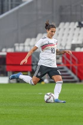 Fussball, WM Qualifikation Frauen Saison 2021 22 Frauen-Länderspiel Deutschland vs Israel 26.10.2021, Stadion Essen Dzsenifer Marozsan (10, Deutschland) Einzelaktion Essen Stadion Essen Nordrhein-Westfahlen Deutschland