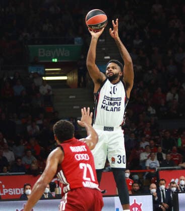 21 Augustine Rubit (FCBB) gegen 30 Troy Daniels (Olimpia Milano) Basketball EuroLeague FC Bayern Muenchen vs. Olimpia Milano im Audi Dome am 26.10.2021, FOTO: Mladen Lackovic LakoPress