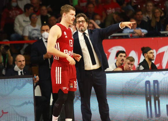 Trainer Andrea Trinchieri und 13 Andreas Obst (FCBB) Basketball EuroLeague FC Bayern Muenchen vs. Olimpia Milano im Audi Dome am 26.10.2021, FOTO: Mladen Lackovic LakoPress