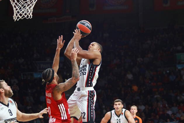 34 Gavin Schilling (FCBB) rot gegen 22 Devon Hall (Olimpia Milano) Basketball EuroLeague FC Bayern Muenchen vs. Olimpia Milano im Audi Dome am 26.10.2021, FOTO: Mladen Lackovic LakoPress