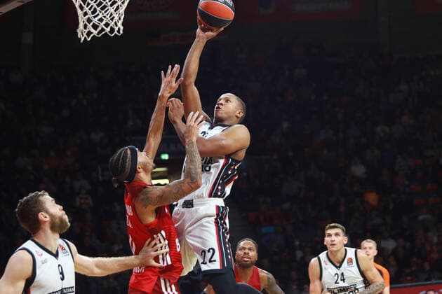 34 Gavin Schilling (FCBB) rot gegen 22 Devon Hall (Olimpia Milano) Basketball EuroLeague FC Bayern Muenchen vs. Olimpia Milano im Audi Dome am 26.10.2021, FOTO: Mladen Lackovic LakoPress