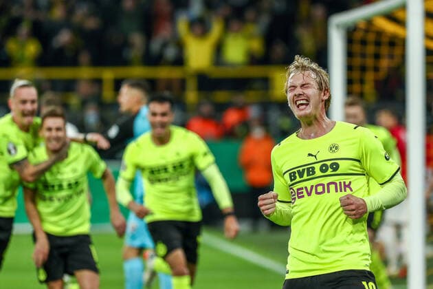 Sport Themen der Woche KW43 Sport Bilder des Tages Tor, Torjubel, zum 1:0 durch Julian Brandt (Borussia Dortmund BVB, 19), GER, Borussia Dortmund BVB vs. FC Ingolstadt 04, Fussball, DFB-Pokal, 2021 2022, 2. Runde, 26.10.2021, DFB DFL regulations prohibit any use of photographs as image sequences and or quasi-video., GER, Borussia Dortmund BVB vs. FC Ingolstadt 04, Fussball, DFB-Pokal, 2021 2022, 2. Runde, 26.10.2021 Dortmund *** Goal, goal celebration, for 1 0 by Julian Brandt Borussia Dortmund BVB, 19 , GER, Borussia Dortmund BVB vs FC Ingolstadt 04, Football, DFB Pokal, 2021 2022, 2 Round, 26 10 2021, DFB DFL regulations prohibit any use of photographs as image sequences and or quasi video , GER, Borussia Dortmund BVB vs FC Ingolstadt 04, Football, DFB Pokal, 2021 2022, 2 Round, 26 10 2021 Dortmund Copyright: xEibner-Pressefoto GabrielxBoiax EP_EEP