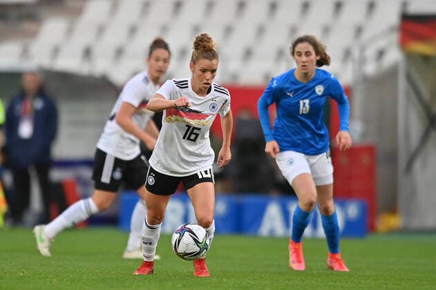 Linda Dallmann (DFB-Frauen, 16) im Vorwärtslauf, 26.10.2021, Essen (Deutschland), Fussball, Frauen-WM Qualifikation Deutschland - Israel, DFB DFL REGULATIONS PROHIBIT ANY USE OF PHOTOGRAPHS AS IMAGE SEQUENCES AND OR QUASI-VIDEO.