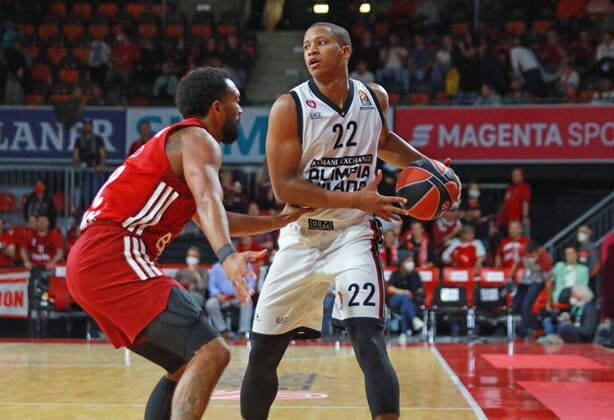 32 Darrun Hilliard (FCBB) rot gegen 22 Devon Hall (Olimpia Milano) Basketball EuroLeague FC Bayern Muenchen vs. Olimpia Milano im Audi Dome am 26.10.2021, FOTO: Mladen Lackovic LakoPress