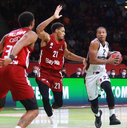 32 Darrun Hilliard, 21 Augustine Rubit (FCBB) rot gegen 22 Devon Hall (Olimpia Milano) Basketball EuroLeague FC Bayern Muenchen vs. Olimpia Milano im Audi Dome am 26.10.2021, FOTO: Mladen Lackovic LakoPress