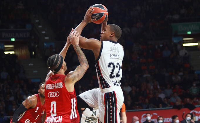 0 Nick Weiler-Babb (FCBB) rot gegen 22 Devon Hall (Olimpia Milano) Basketball EuroLeague FC Bayern Muenchen vs. Olimpia Milano im Audi Dome am 26.10.2021, FOTO: Mladen Lackovic LakoPress