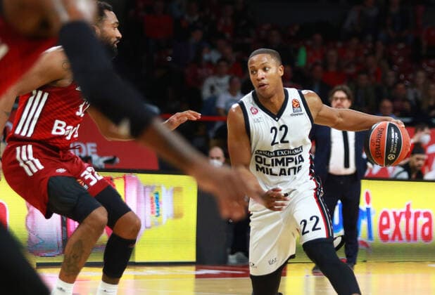 32 Darrun Hilliard (FCBB) rot gegen 22 Devon Hall (Olimpia Milano) Basketball EuroLeague FC Bayern Muenchen vs. Olimpia Milano im Audi Dome am 26.10.2021, FOTO: Mladen Lackovic LakoPress