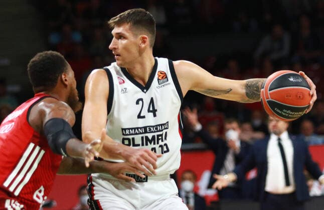 2 Corey Walden (FCBB) rot gegen 24 Dinos Mitoglou (Olimpia Milano) Basketball EuroLeague FC Bayern Muenchen vs. Olimpia Milano im Audi Dome am 26.10.2021, FOTO: Mladen Lackovic LakoPress