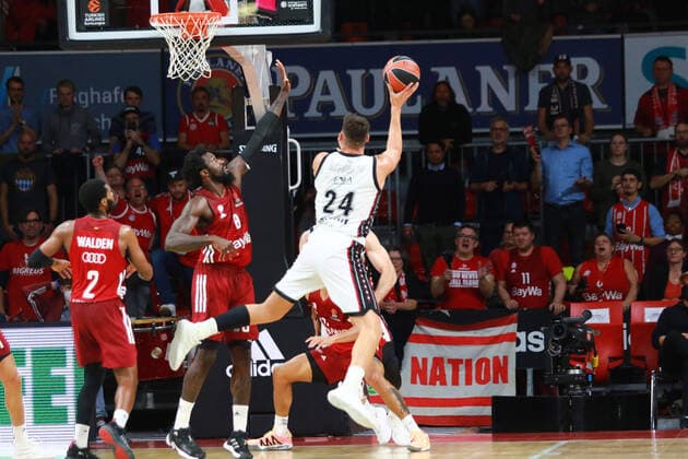 8 Tegba Othello Hunter, 2 Corey Walden (FCBB) gegen 24 Dinos Mitoglou (Olimpia Milano) Basketball EuroLeague FC Bayern Muenchen vs. Olimpia Milano im Audi Dome am 26.10.2021, FOTO: Mladen Lackovic LakoPress