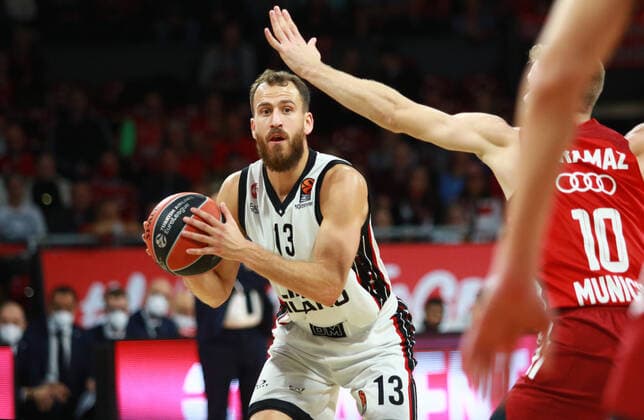 10 Ognjen Jaramaz (FCBB) rot gegen 13 Sergio Rodriguez (Olimpia Milano) Basketball EuroLeague FC Bayern Muenchen vs. Olimpia Milano im Audi Dome am 26.10.2021, FOTO: Mladen Lackovic LakoPress