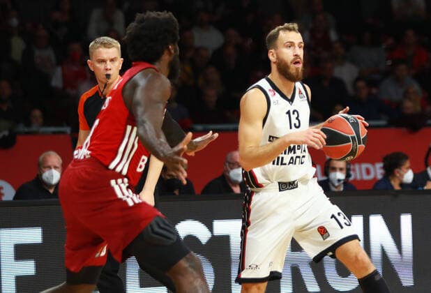 8 Tegba Othello Hunter (FCBB) rot gegen 13 Sergio Rodriguez (Olimpia Milano) Basketball EuroLeague FC Bayern Muenchen vs. Olimpia Milano im Audi Dome am 26.10.2021, FOTO: Mladen Lackovic LakoPress