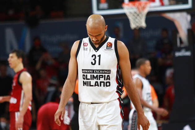 31 Shavon Shields (Olimpia Milano) laesst den Kopf haengen, verzweifelt, Verzweiflung, ratlos, Enttäuschung, Frust Basketball EuroLeague FC Bayern Muenchen vs. Olimpia Milano im Audi Dome am 26.10.2021, FOTO: Mladen Lackovic LakoPress