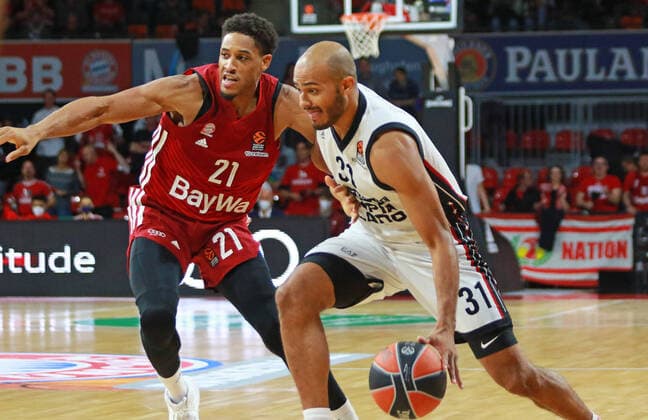 21 Augustine Rubit (FCBB) rot gegen 31 Shavon Shields (Olimpia Milano) Basketball EuroLeague FC Bayern Muenchen vs. Olimpia Milano im Audi Dome am 26.10.2021, FOTO: Mladen Lackovic LakoPress