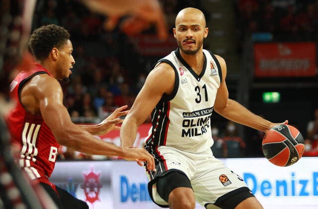 21 Augustine Rubit (FCBB) rot gegen 31 Shavon Shields (Olimpia Milano) Basketball EuroLeague FC Bayern Muenchen vs. Olimpia Milano im Audi Dome am 26.10.2021, FOTO: Mladen Lackovic LakoPress