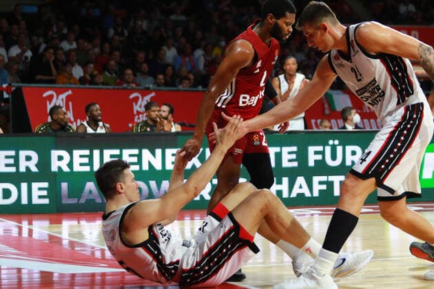 Kurios: 2 Corey Walden (FCBB) rot und 24 Dinos Mitoglou helfen 15 Kaleb Tarczewski, am Boden (Olimpia Milano) aufzustehen Basketball EuroLeague FC Bayern Muenchen vs. Olimpia Milano im Audi Dome am 26.10.2021, FOTO: Mladen Lackovic LakoPress