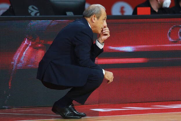 Trainer Ettore Messina (Olimpia Milano) am Boden, ratlos, frustriert, niedergeschlagen, Basketball EuroLeague FC Bayern Muenchen vs. Olimpia Milano im Audi Dome am 26.10.2021, FOTO: Mladen Lackovic LakoPress