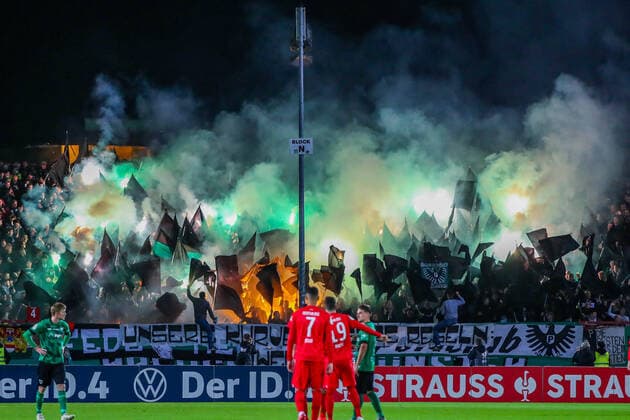 Bilder des Jahres 2021, Sport 10 Oktober Sport Themen der Woche KW43 Sport Bilder des Tages Fußball - DFB Pokal - SC Preußen Münster - Hertha BSC Berlin am 26.08.2021 im Preußenstadion in Münster Die Preußen Münster Fans zünden Pyrotechnik in ihrem Block *** Football DFB Cup SC Preußen Münster Hertha BSC Berlin on 26 08 2021 at the Preußenstadion in Münster The Preußen Münster fans ignite pyrotechnics in their block