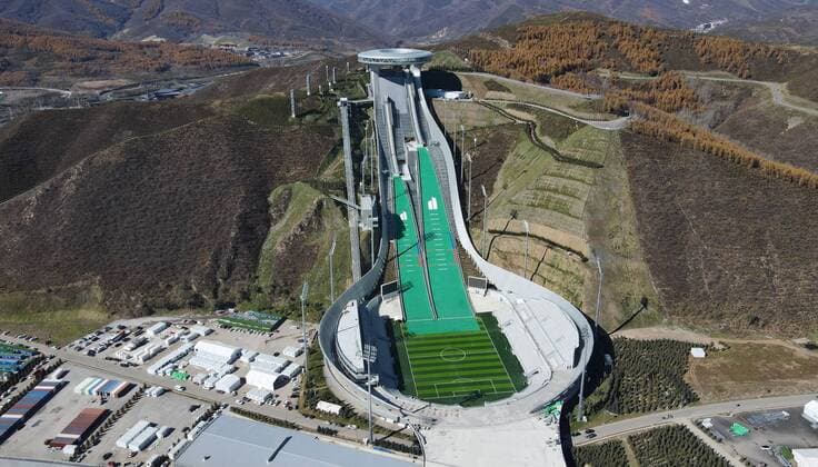 (211027) -- ZHANGJIAKOU, Oct. 27, 2021 -- Aerial photo taken on Oct. 20, 2021 shows the National Ski jumping, Skispringen, Ski, nordisch Center in Chongli district of Zhangjiakou City in north China s Hebei Province. With 100 days to go before the Beijing 2022 Winter Olympic Games, Olympische Spiele, Olympia, OS Chongli is ready to welcome the world. ) (SP)CHINA-HEBEI-ZHANGJIAKOU-CHONGLI-WINTER OLYMPIC VENUES (CN) JinxHaoyuan 