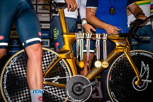 Italy: UCI Track cycling, Rad, Radsport, Bahnrad, Bahn World Championships Roubaix 2021 GANNA Filippo - LAMON Francesco - CONSONNI Simone - MILAN Jonathan - BERTAZZO Liam ( ITA ) Italy Winner - First Place - Award Ceremony - Medal Ceremony - Podium - Querformat - quer - horizontal - Landscape - Event Veranstaltung: UCI Track Cycling World Championships 2021 - Roubaix - Stab Velodrom - Category Kategorie: Cycling - Track Cycling World Championships - Elite Men - Location Ort: Europe France - Roubaix - Stab Velodrom - Discipline: Team Pursuit - Distance: 4000 m - Date Datum: 21.10.2021 Thursday Day 2 -