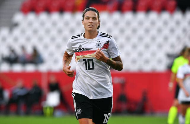 Fussball, Länderspiel, Frauen, Deutschland, WM-Qualifikation, Stadion Essen: Deutschland (weiss) - Israel (blau) 7:0; Dzsenifer Marozsan (GER). Aktion, Einzelbild. DFB REGULATIONS PROHIBIT ANY USE OF PHOTOGRAPHS AS IMAGE SEQUENCES AND OR QUASI-VIDEO.