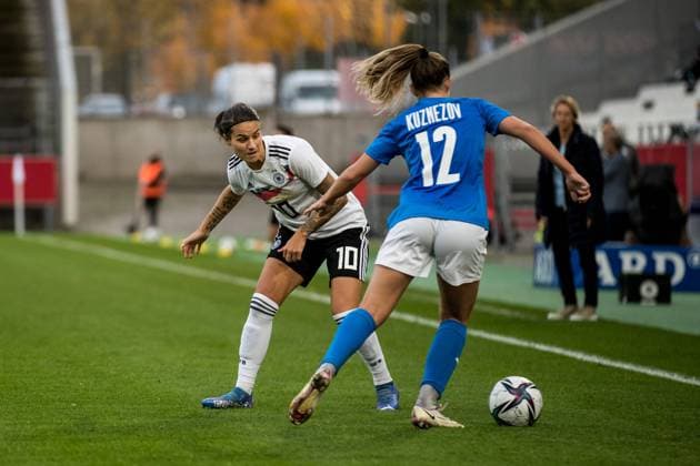 DFB Frauen Laenderspiel; Deutschland - Israel; 26.10.2021 Dzsenifer Marozsan (Frauen Nationalmannschaft Deutschland, 10), Irena Kuznetsov (Frauen Nationalmannschaft Israel, 12) DFB Frauen Laenderspiel, Deutschland - Israel, Stadion Essen DFB REGULATIONS PROHIBIT ANY USE OF PHOTOGRAPHS AS IMAGE SEQUENCES AND OR QUASI-VIDEO. Copyright: xBEAUTIFULxSPORTS Wunderlx
