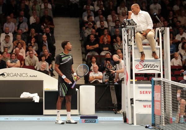 TENNIS - ATP, Tennis Herren Erste Bank Open VIENNA,AUSTRIA,27.OCT.21 - TENNIS - ATP World Tour, Erste Bank Open. Image shows Gael Monfils (FRA) and the referee.  GEPAxpictures xWalterxLuger