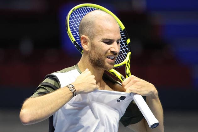 Sport Bilder des Tages ST PETERSBURG, RUSSIA - OCTOBER 27, 2021: France s Adrian Mannarino struggles in his singles Round of 32 tennis match against Russia s Karen Khachanov at the St Petersburg Open 2021 international tournament held at Sibur Arena as part of the ATP, Tennis Herren World Tour 250 series. Peter Kovalev TASS  TS115EBE