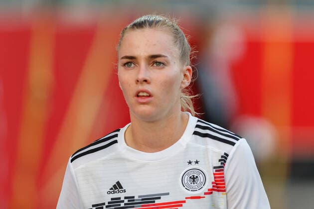 Laura Freigang (GER, 11); Porträt, Einzelbild, 26.10.2021, Essen (Deutschland), Fussball, Frauen, Länderspiel, Deutschland - Israel, DFB DFL REGULATIONS PROHIBIT ANY USE OF PHOTOGRAPHS AS IMAGE SEQUENCES AND OR QUASI-VIDEO.