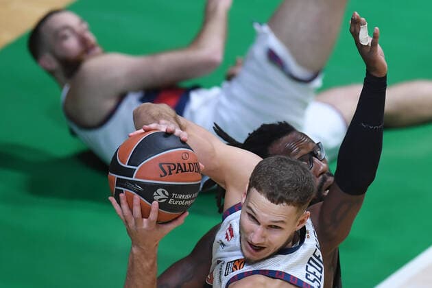 6682795 27.10.2021 UNICS John Brown, right, and Baskonia?s Tadas Sedekerskis struggle for a ball during the Euroleague basketball match between UNICS Kazan and Baskonia Vitoria-Gasteiz, in Kazan, Russia s Republic of Tatarstan. Maksim Bogodvid Sputnik Russia Basketball Euroleague UNICS - Baskonia  217e9b1983c68949