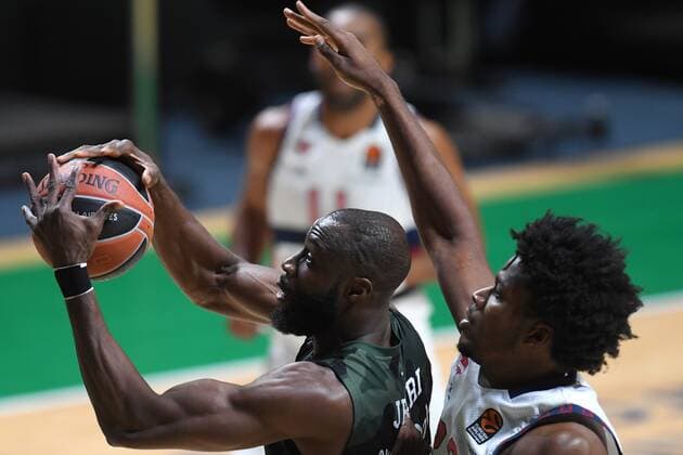 6682856 27.10.2021 UNICS Tonye Jekiri, left, and Baskonia s Steven Enoch struggle for a ball during the Euroleague basketball match between UNICS Kazan and Baskonia Vitoria-Gasteiz, in Kazan, Russia s Republic of Tatarstan. Maksim Bogodvid Sputnik Russia Basketball Euroleague UNICS - Baskonia  f759e6785e612177