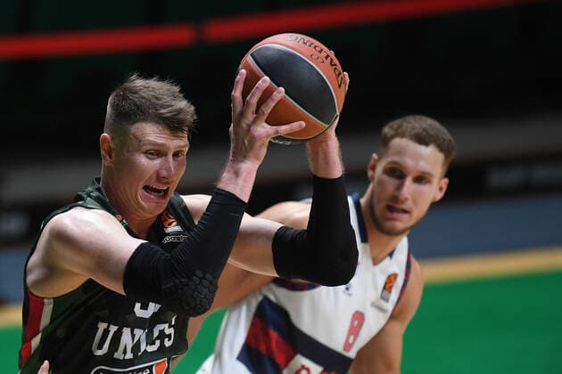 6682857 27.10.2021 UNICS Andrei Vorontsevich, left, and Baskonia?s Tadas Sedekerskis struggle for a ball during the Euroleague basketball match between UNICS Kazan and Baskonia Vitoria-Gasteiz, in Kazan, Russia s Republic of Tatarstan. Maksim Bogodvid Sputnik Russia Basketball Euroleague UNICS - Baskonia  31794791ee61ccb3