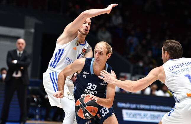 6682765 27.10.2021 Real s Thomas Heurtel, Zenit s Conner Frankamp and Real s Fabien Causeur struggle for the ball during the Euroleague basketball match between Zenit St. Petersburg and Real Madrid Barselona, in St. Petersburg, Russia. Alexander Galperin Sputnik Russia Basketball Euroleague Zenit - Real  25347df821cea271