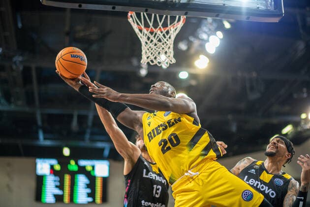 Sport Themen der Woche KW43 Sport Bilder des Tages Rawle Alkins (MHP Riesen Ludwigsburg, 20), Sergio Rodriguez (Lenovo Tenerife, 13), Julian Gamble (Lenovo Tenerife, 03), GER, MHP Riesen Ludwigsburg vs. Lenovo Tenerife, Basketball, Champions League, FIBA, 3. Spieltag, Spielzeit 2021 2022, 27.10.2021, GER, MHP Riesen Ludwigsburg vs. Lenovo Tenerife, Basketball, Champions League, FIBA, 3. Spieltag, Spielzeit 2021 2022, 27.10.2021 Ludwigsburg *** Rawle Alkins MHP Riesen Ludwigsburg, 20 , Sergio Rodriguez Lenovo Tenerife, 13 , Julian Gamble Lenovo Tenerife, 03 , GER, MHP Riesen Ludwigsburg vs Lenovo Tenerife, Basketball, Champions League, FIBA, Matchday 3, Season 2021 2022, 27 10 2021, GER, MHP Riesen Ludwigsburg vs Lenovo Tenerife, Basketball, Champions League, FIBA, Matchday 3, Season 2021 2022, 27 10 2021 Ludwigsburg Copyright: xSaschaxWaltherx MHP