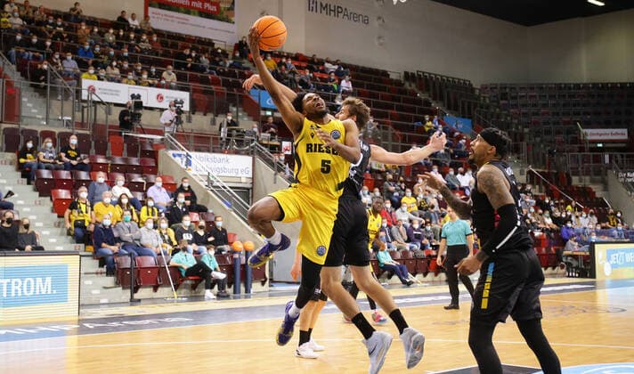 Ludwigsburg , Basketball Champions League MHP Riesen Ludwigsburg vs Lenovo Tenerife , Justin Simon ( Riesen )
