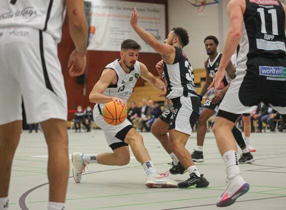27.10.2021, xmgx, Basketball 2.Bundesliga Pro B, White Wings Hanau - College Wizards Karlsruhe v.l. Stefan Vasovic (Hanau) Zaire Thompson (Karlsruhe) Hanau Hessen Deutschland (DEU)