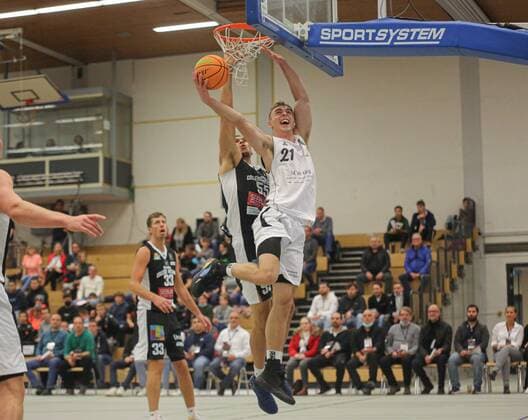 27.10.2021, xmgx, Basketball 2.Bundesliga Pro B, White Wings Hanau - College Wizards Karlsruhe v.l. Christian Chukwudi Okolie (Karlsruhe) Victor Demetrio (Hanau) Hanau Hessen Deutschland (DEU)