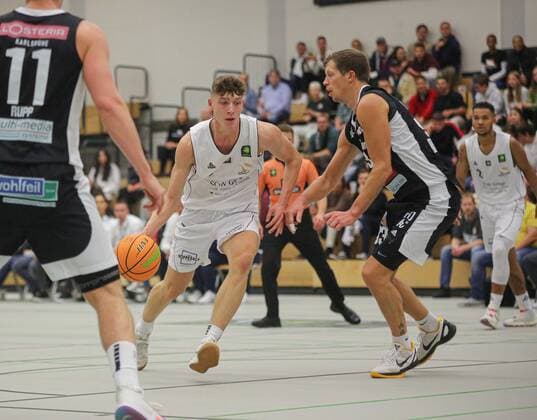 27.10.2021, xmgx, Basketball 2.Bundesliga Pro B, White Wings Hanau - College Wizards Karlsruhe v.l. Christoph Rupp (Karlsruhe) Niklas Krause (Hanau) Rouven Roessler (Karlsruhe) Hanau Hessen Deutschland (DEU)