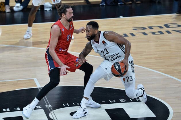 David Lighty (asvel) vs Alexey Shved (moscou) BASKETBALL : LDLC ASVEL vs CSKA Moscou - Euroleague - 27 10 2021 FredericChambert Panoramic 