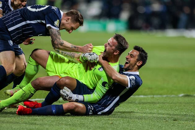 Sport Themen der Woche KW43 Sport Bilder des Tages 27.10.2021, Fussball, Saison 2021 2022, DFB Pokal, 2. Runde, VfL Bochum - FC Augsburg Die Spieler des VfL Bochum feiern ihren Helden Manuel Riemann (VfL Bochum 1848). Foto: Dennis Ewert RHR-Foto Bochum Vonovia Ruhrstadion NRW Deutschland xRHR-FOTO DEx *** 27 10 2021, football, 2021 2022 season, DFB Pokal, 2 round, VfL Bochum FC Augsburg VfL Bochum players celebrate their hero Manuel Riemann VfL Bochum 1848 photo Dennis Ewert RHR Foto Bochum Vonovia Ruhrstadion NRW Germany xRHR PHOTO DEx