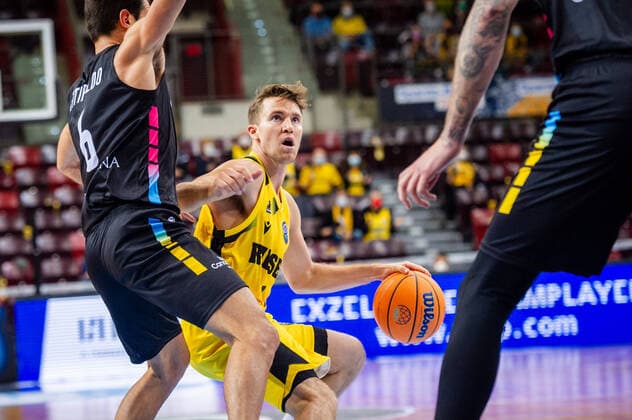 Jordan Hulls (MHP RIESEN Ludwigsburg 1) li: Bruno Fitipaldo (Lenovo Tenerife 6) beim BCL-Spiel: MHP Riesen Ludwigsburg - Lenovo Tenerife am 27.10.2021 in Ludwigsburg (MHPArena) Deutschland Ludwigsburg. 27.10.21 Basketball , 27.10.2021, Ludwigsburg (Deutschland)