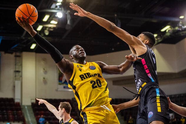 Rawle Alkins (MHP RIESEN Ludwigsburg 20) Sean Smith (Lenovo Tenerife 7) beim BCL-Spiel: MHP Riesen Ludwigsburg - Lenovo Tenerife am 27.10.2021 in Ludwigsburg (MHPArena) Deutschland Ludwigsburg. 27.10.21 Basketball , 27.10.2021, Ludwigsburg (Deutschland)