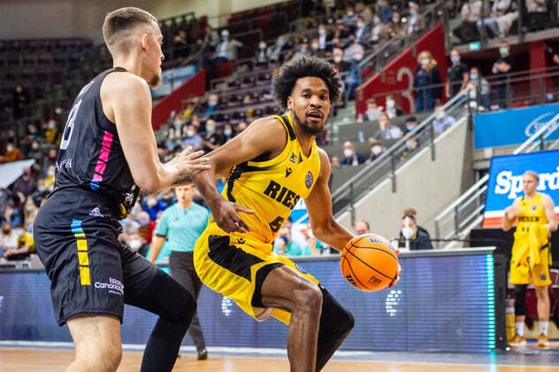 Justin Simon (MHP RIESEN Ludwigsburg 5) Sergio Rodriguez (Lenovo Tenerife 13) beim BCL-Spiel: MHP Riesen Ludwigsburg - Lenovo Tenerife am 27.10.2021 in Ludwigsburg (MHPArena) Deutschland Ludwigsburg. 27.10.21 Basketball , 27.10.2021, Ludwigsburg (Deutschland)