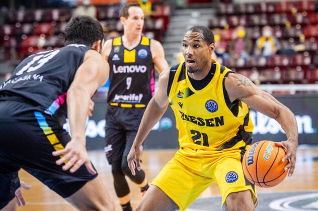 Tremmell Darden (MHP RIESEN Ludwigsburg 21) Sergio Rodriguez (Lenovo Tenerife 13) beim BCL-Spiel: MHP Riesen Ludwigsburg - Lenovo Tenerife am 27.10.2021 in Ludwigsburg (MHPArena) Deutschland Ludwigsburg. 27.10.21 Basketball , 27.10.2021, Ludwigsburg (Deutschland)