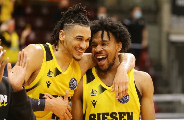Sport Bilder des Tages Ludwigsburg , Basketball Champions League MHP Riesen Ludwigsburg vs Lenovo Tenerife , von links. Jonathan Baehre Justin Simon ( Riesen )